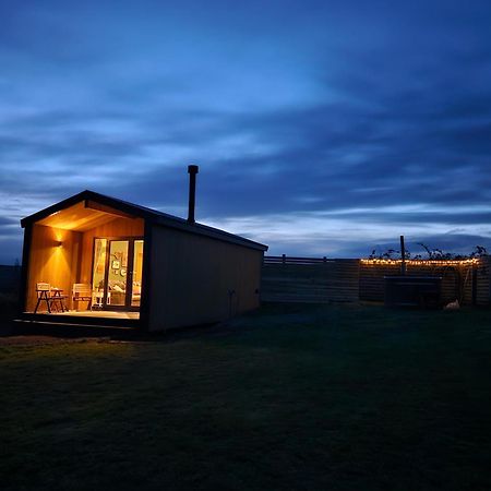 Отель Under The Oak Glamping Кайрфилли Экстерьер фото
