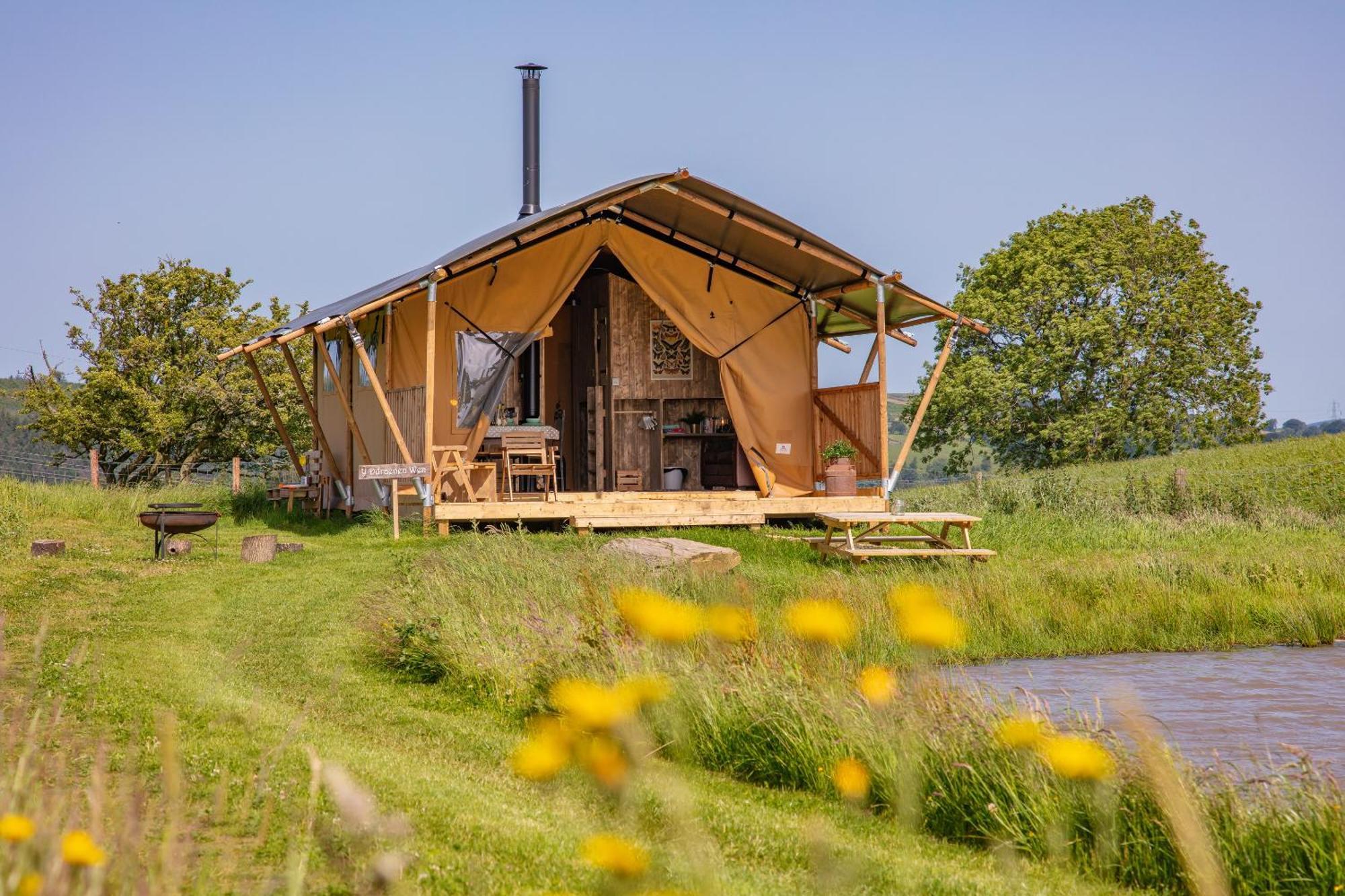 Отель Under The Oak Glamping Кайрфилли Экстерьер фото