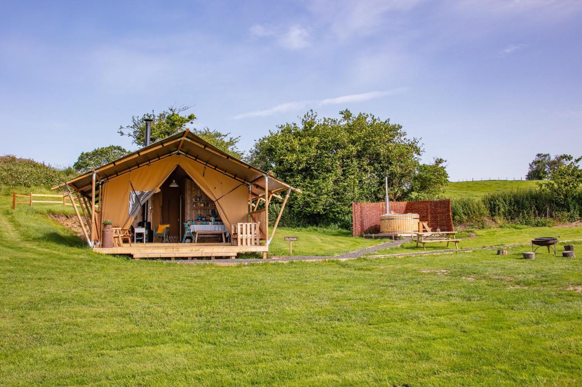 Отель Under The Oak Glamping Кайрфилли Экстерьер фото