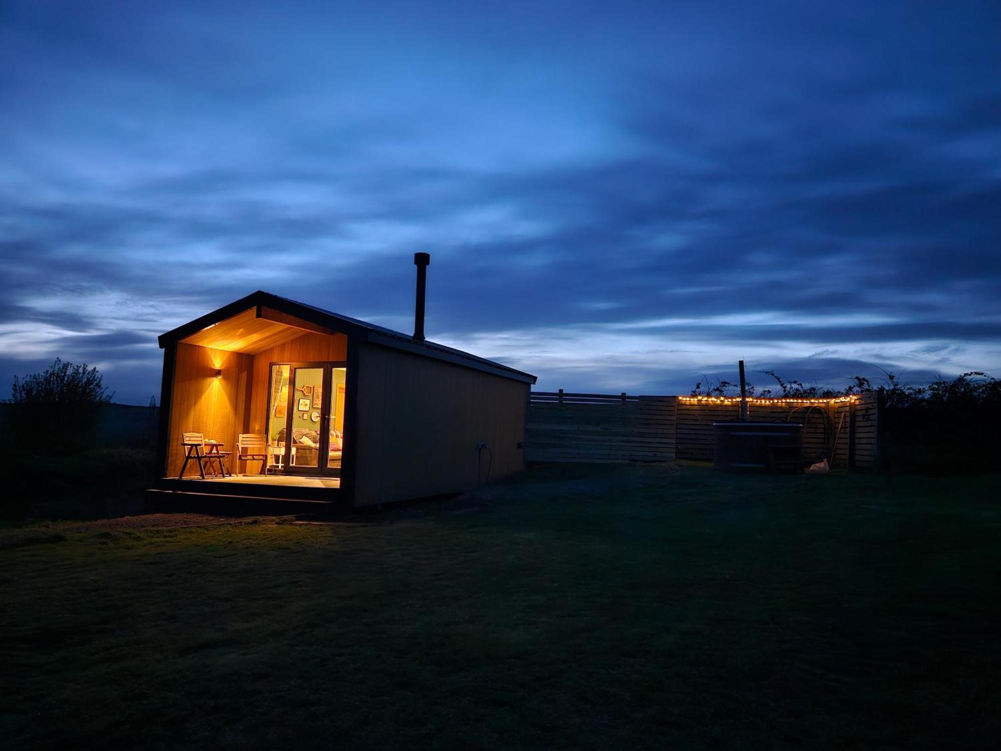 Отель Under The Oak Glamping Кайрфилли Экстерьер фото